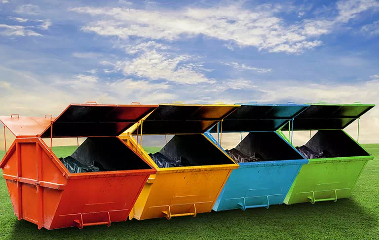kontenery na śmieci w różnych kolorach